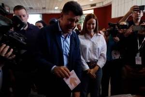 Efraín Alegre, candidato opositor denunció que sujetos armados impiden votar en escuela paraguaya