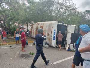 Más de 10 heridos dejó vuelco de autobús que iba a un entierro en Barquisimeto