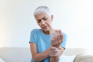 Artritis reumatoidea: ejercicios recomendados, cuatro consejos para tolerarlos mejor y su efecto sobre el dolor