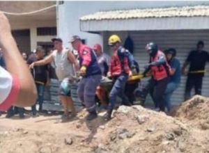 Rescataron a dos obreros que quedaron atrapados al reparar tuberías en Aragua