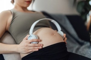 Escuchar música en el embarazo beneficia el lenguaje futuro del bebé