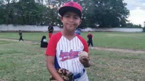 Derek, el pequeño campeón que “poncha” la discapacidad al jugar béisbol