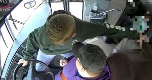 Estudiante de 13 años tomó el control de un autobús escolar e impidió un accidente EEUU