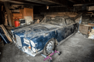 Encontraron un carro antiguo abandonado hace 50 años que vale una fortuna