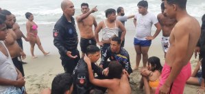 Capturan en VIDEO el rescate de un bañista en playa Los Cocos de Vargas