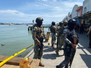 Tiroteo de grupo armado dejó al menos nueve muertos en puerto pesquero de Ecuador (Videos)