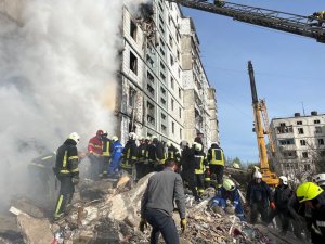 Suben a 14 los muertos por bombardeo ruso contra un edificio residencial de la ciudad ucraniana de Umán