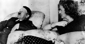 El suicidio de Hitler y Eva Braun: balas, cianuro, una foto de su madre en la mano y la “fiebre erótica” del búnker