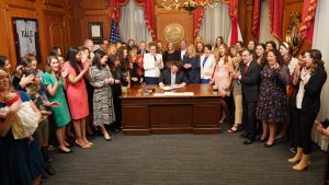 Ron DeSantis firmó ley que prohíbe el aborto a las seis semanas en Florida