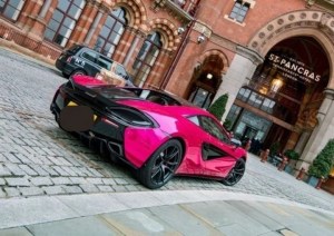 El misterio del auto deportivo rosa de 180.000 dólares estacionado por años “sin moverse” frente a un hotel