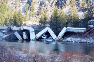Tren con 25 vagones descarriló en Montana y derramó un contenido aún no confirmado
