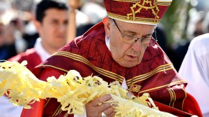 El papa Francisco agradeció las oraciones por su salud tras presidir la misa de Ramos