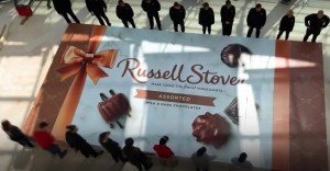 La caja de chocolate más grande del mundo: No creerás la cantidad de bombones que tiene (VIDEO)
