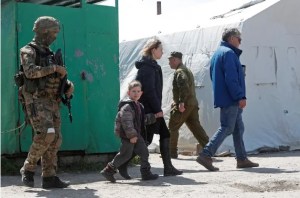 Ucrania ordena evacuar a los niños de 21 localidades de Donetsk debido a las críticas condiciones de seguridad