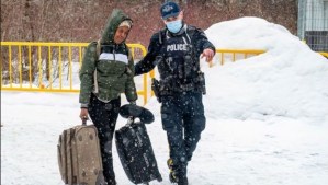 “Te arrestan, pero te ayudan a cargar las maletas”: cómo Canadá acoge a los refugiados y en qué se diferencia de EEUU