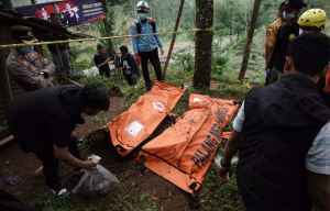 Chamán de Indonesia es acusado de envenenar a 12 personas tras encontrar varios cuerpos en su jardín (Imágenes)