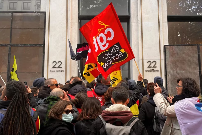 “Hay que sacar el dinero de los multimillonarios”: Salvaje ataque sindical a la sede de Louis Vuitton en París (VIDEOS)