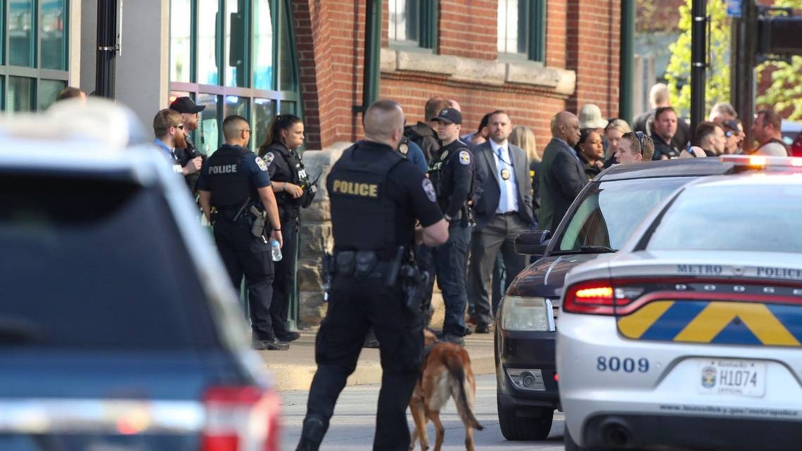 Agente herido en tiroteo masivo de Louisville solo tenía 10 días de graduado como policía