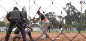 Migrantes venezolanos introducen el sóftbol en Colombia
