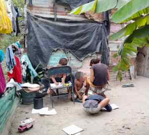 “Cuando llega la bolsa es que podemos comer”: Desgarradora historia de una familia en barrio Nicolás Maduro en Barinas