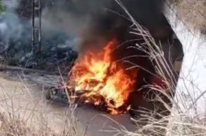 Auto volcó, cayó al vació y estalló en llamas: terrible accidente dejó dos muertos en Charallave