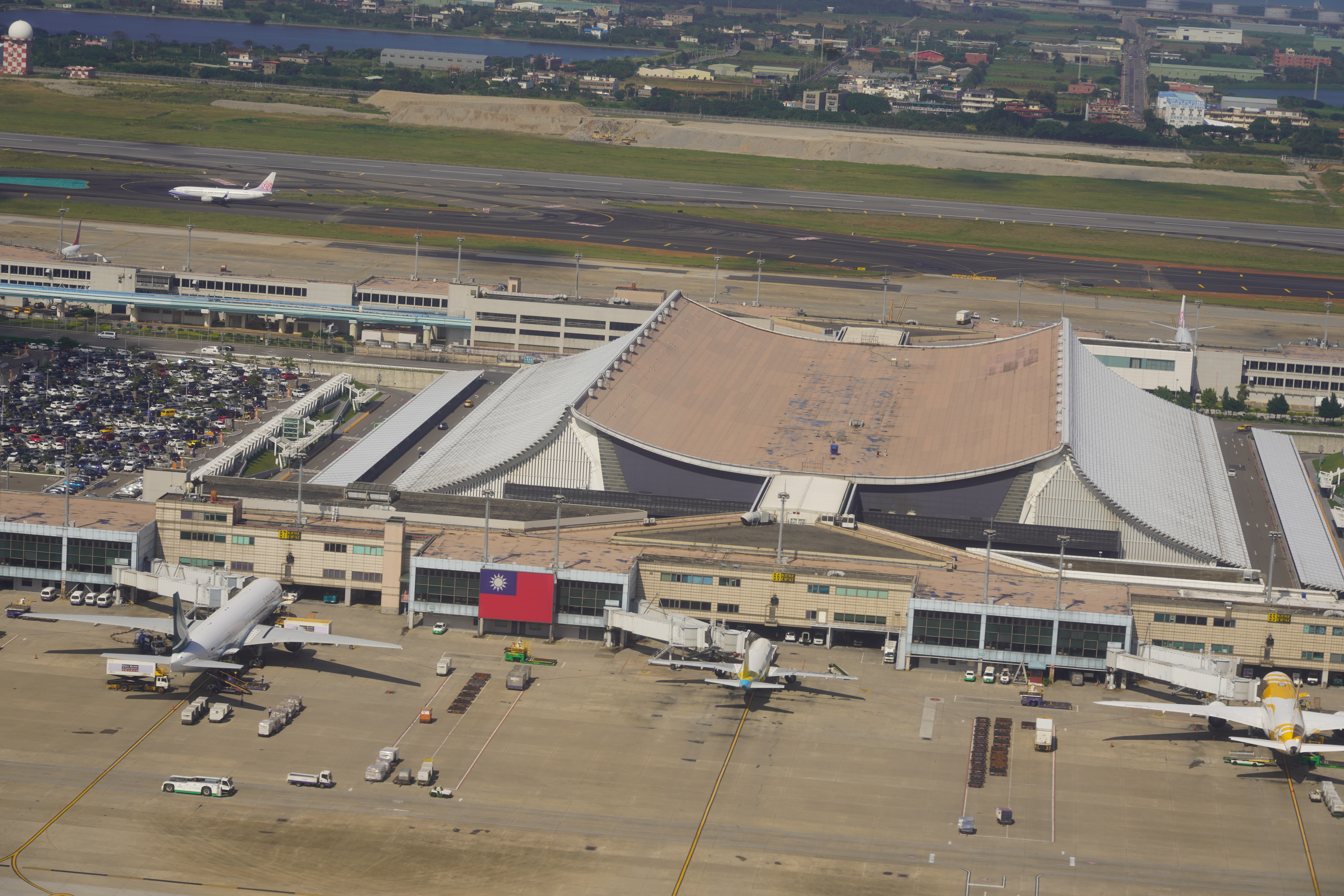 Cierran pista del aeropuerto de Taipéi por sospecha de explosivos en un vuelo