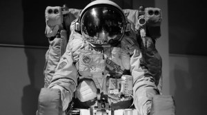 La razón por la que los trajes de los astronautas son de color blanco
