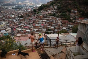 El País: “El asesino se equivocó de hijo y de madre”, jóvenes de barrios pobres de Venezuela en el blanco de la policía
