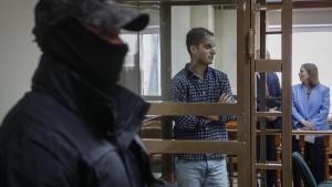 Periodista estadounidense detenido por el régimen de Putin comparece por primera vez en público ante un tribunal