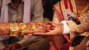 Novia se da a la fuga en la India tras hacerse viral por disparar al aire en su boda (VIDEO)