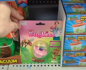 “BugKiss”, el nuevo invento que permite besar insectos (VIDEO)