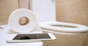 Por qué deberíamos dejar de usar el celular en el baño