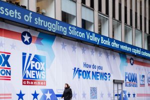 Fox News sancionada por ocultar pruebas en caso por falsedades de fraude electoral en EEUU
