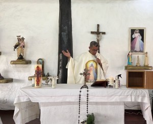 Arquidiócesis de Caracas desenmascaró a falso cura que realiza bodas y bautizos en reconocido club campestre