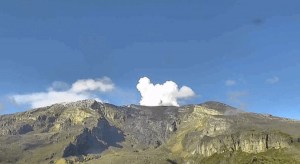 El volcán colombiano Nevado del Ruiz continúa con actividad sísmica alta