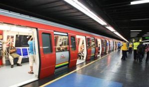 Caos en el Metro de Caracas: Falla eléctrica obligó a los usuarios a caminar entre los rieles (Videos)