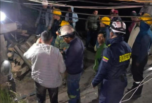 Al menos siete mineros continúan atrapados luego de una explosión en una mina en Colombia (Video)