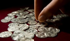 Niña encuentra monedas vikingas de mil años de antigüedad gracias a un detector de metales (VIDEO)