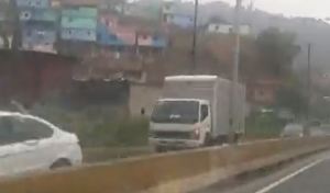 Basura congestionó carretera Panamericana tras lluvias en Los Teques este #21Abr (Video)