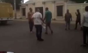 Conductores protagonizaron riña en plena calle de Carabobo (Video)