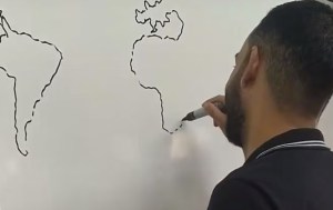 VIDEO: Profesor dibuja el mapa del mundo en 30 segundos delante de sus estudiantes y se hace VIRAL