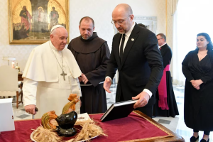 El primer ministro ucraniano le llevó al papa Francisco un álbum con imágenes de las atrocidades rusas durante la invasión