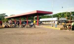 Desesperados por gasolina, conductores protestaron en Dolores y Barinas