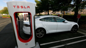 El 18% de los carros que se venderán en 2023 en el mundo serán eléctricos, según informe