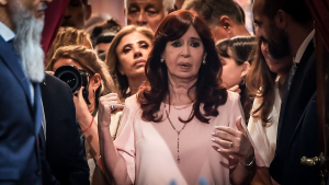 Cristina Fernández debe ser investigada por caso de lavado de dinero, según el tribunal penal de Argentina