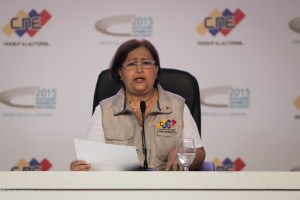 Las dos veces que Tibisay Lucena se tragó el orgullo para anunciar las derrotas del chavismo