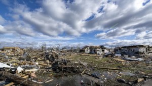 Suben a 26 los muertos por tornados en EEUU, con miles de casas destrozadas