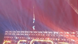 El aterrador momento en que una trapecista cayó al vacío en plena presentación (Imágenes sensibles)
