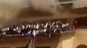 Imágenes dramáticas: alumnas saltaron desde un segundo piso para evitar morir quemadas en voraz incendio en su colegio