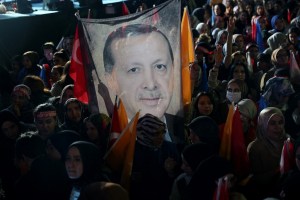 Erdogan se declara vencedor al afirmar haber recibido mandato de cinco años más